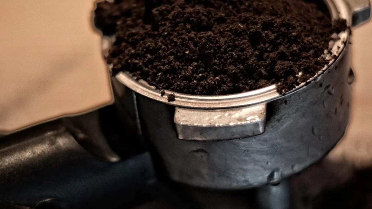 Kaffeesatz und Natron: Das Hausmittel-Duo, das 3 Geruchsprobleme löst