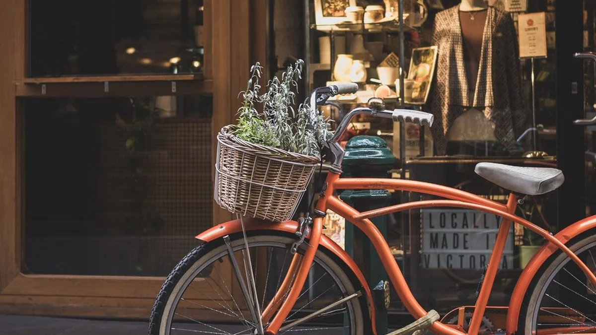 Fahrrad abstellen: Diese Regeln gelten auf Gehweg und Straße — und was ein Verstoß kostet
