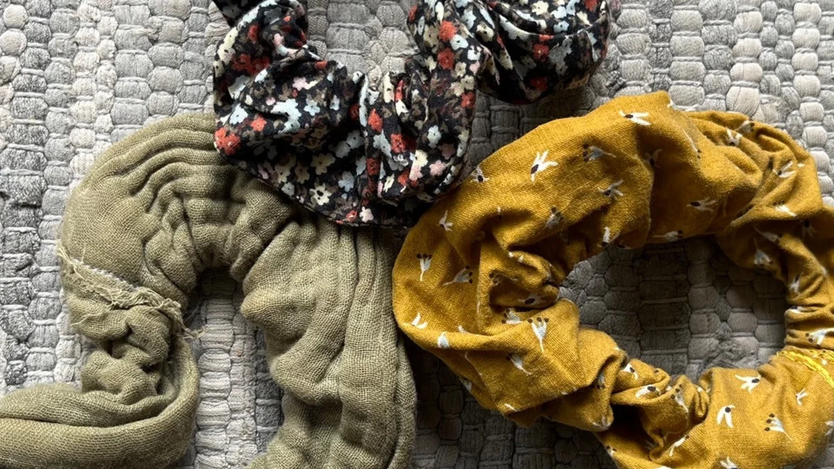 Scrunchie nähen: Stoffreste zu stylischen Haargummis ohne Abfall verarbeiten