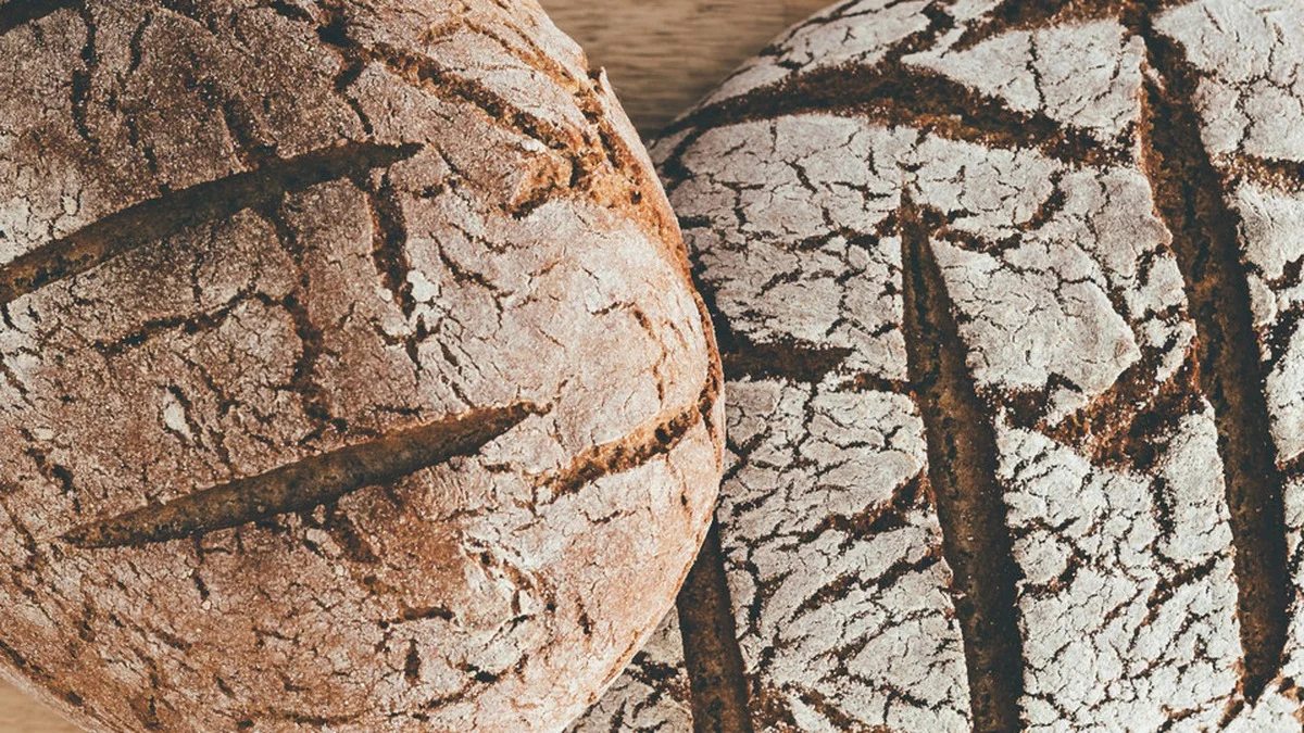 Sauerteig vs. Hefeteig: Was dein Brot wirklich gesünder macht — und wann der Unterschied kaum zählt