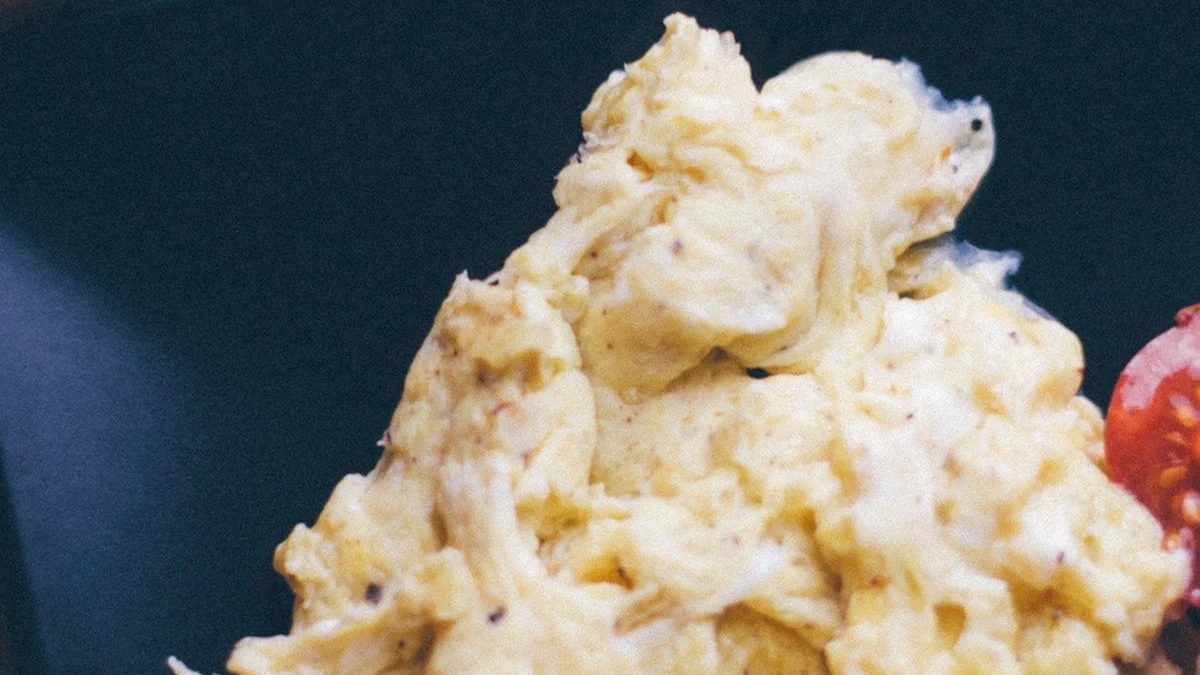 Butter im Rührei: Warum 20 Gramm den Unterschied zum Restaurantgeschmack machen