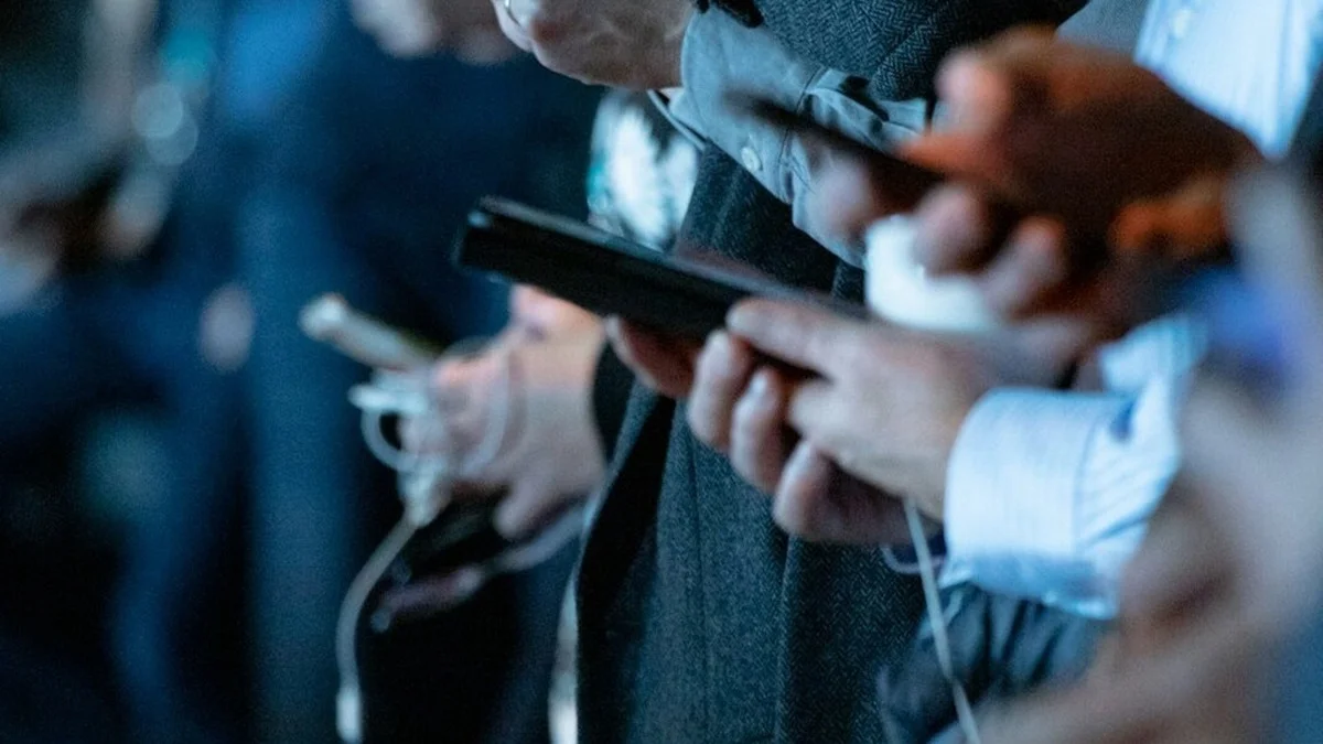 Social-Media-Lurking: Was deine stille Beobachterrolle über deine Persönlichkeit verrät