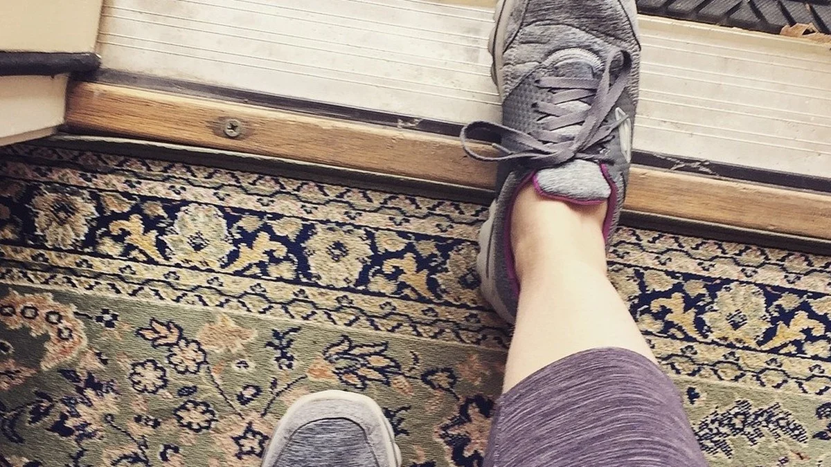Schuhe in der Wohnung: Was wirklich an deinen Sohlen klebt – und warum es krank machen kann