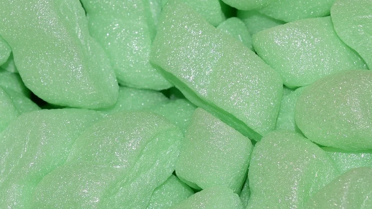Verpackungschips richtig entsorgen: Warum der Gelbe Sack fast immer die beste Wahl ist