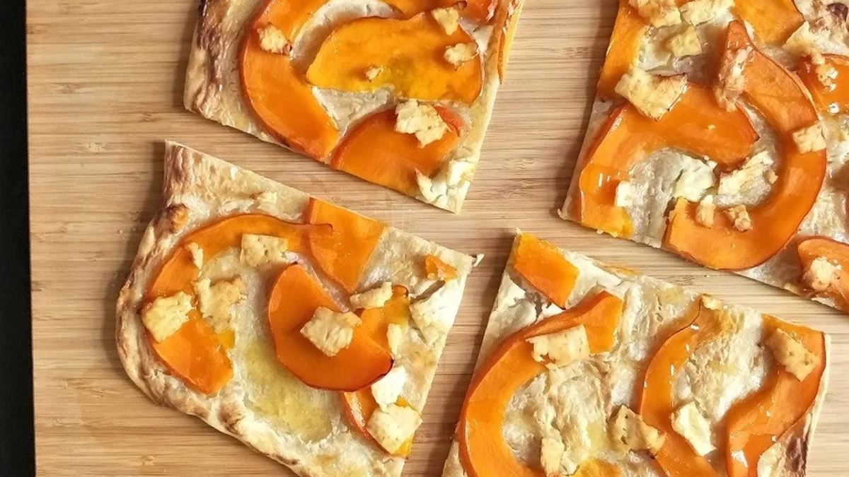 Kürbis-Flammkuchen mit Ziegenkäse – und drei weitere Rezepte jenseits der Suppe