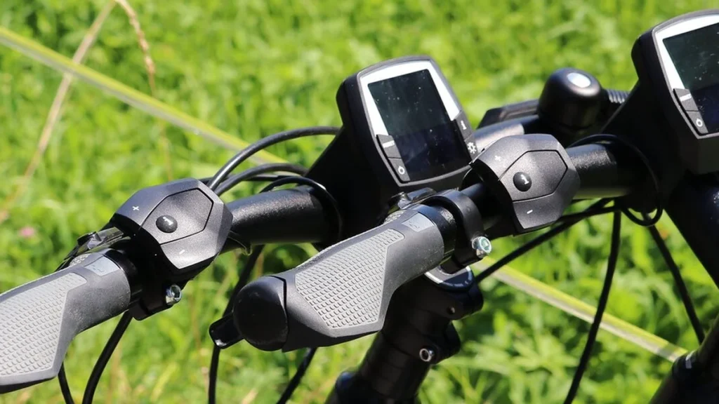 Die Plus-Taste am E-Bike-Lenker hat eine versteckte Funktion – so nutzt du die Schiebehilfe bergauf