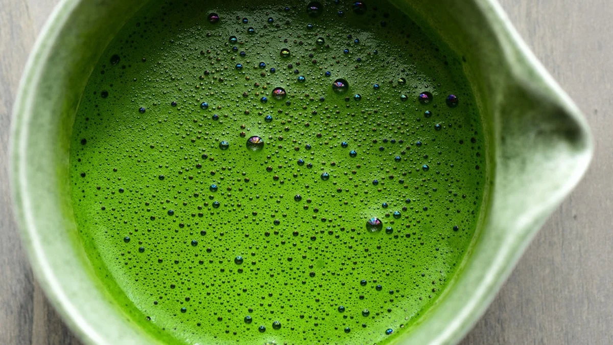 Matcha täglich trinken – was Studien wirklich belegen und wo echte Risiken liegen