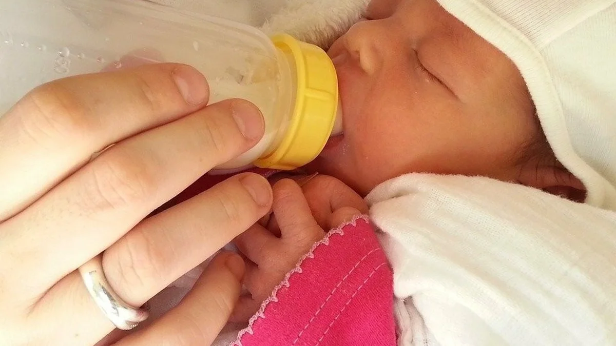 Babyflaschen sterilisieren: Drei Methoden im Vergleich – und wann es wirklich nötig ist