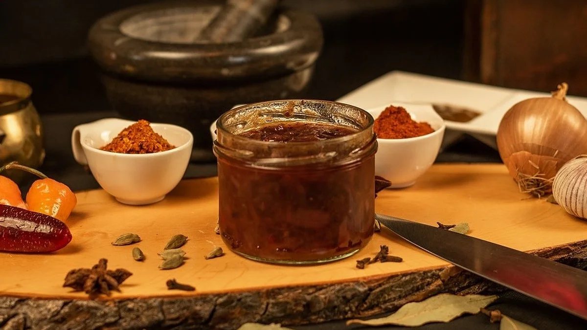 Pflaumenchutney selbst gemacht – Grundrezept und würzige Variante mit Ingwer und Chili